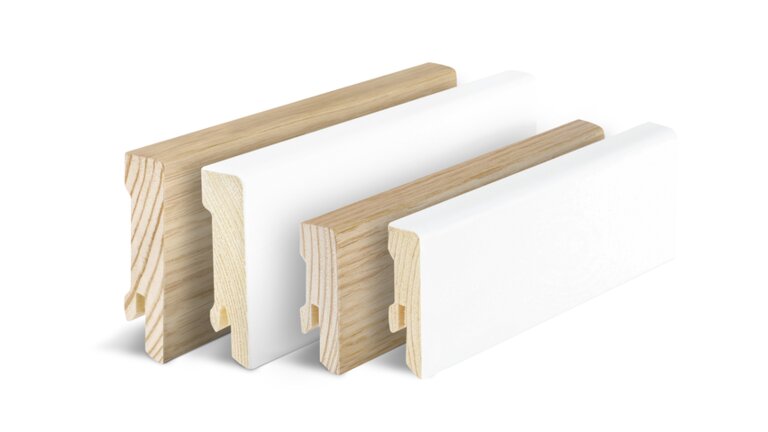  Vier verschiedene Holz-Sockelleisten in Natur und Weiß.